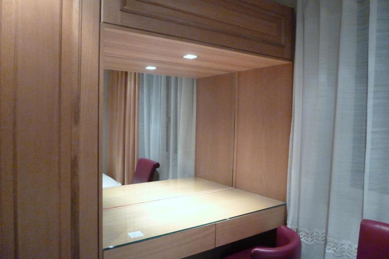โฮเต็ล ดู วียุ มาเรส์ Hotel ปารีส ภายนอก รูปภาพ