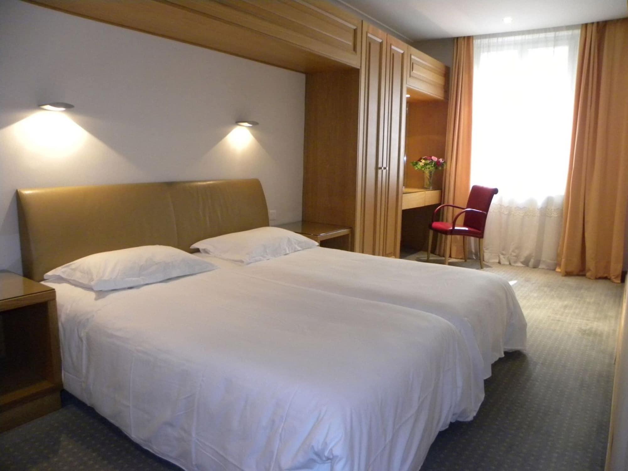 โฮเต็ล ดู วียุ มาเรส์ Hotel ปารีส ภายนอก รูปภาพ