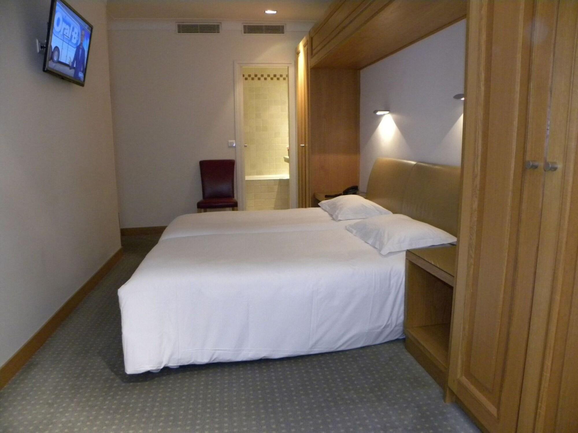 โฮเต็ล ดู วียุ มาเรส์ Hotel ปารีส ภายนอก รูปภาพ