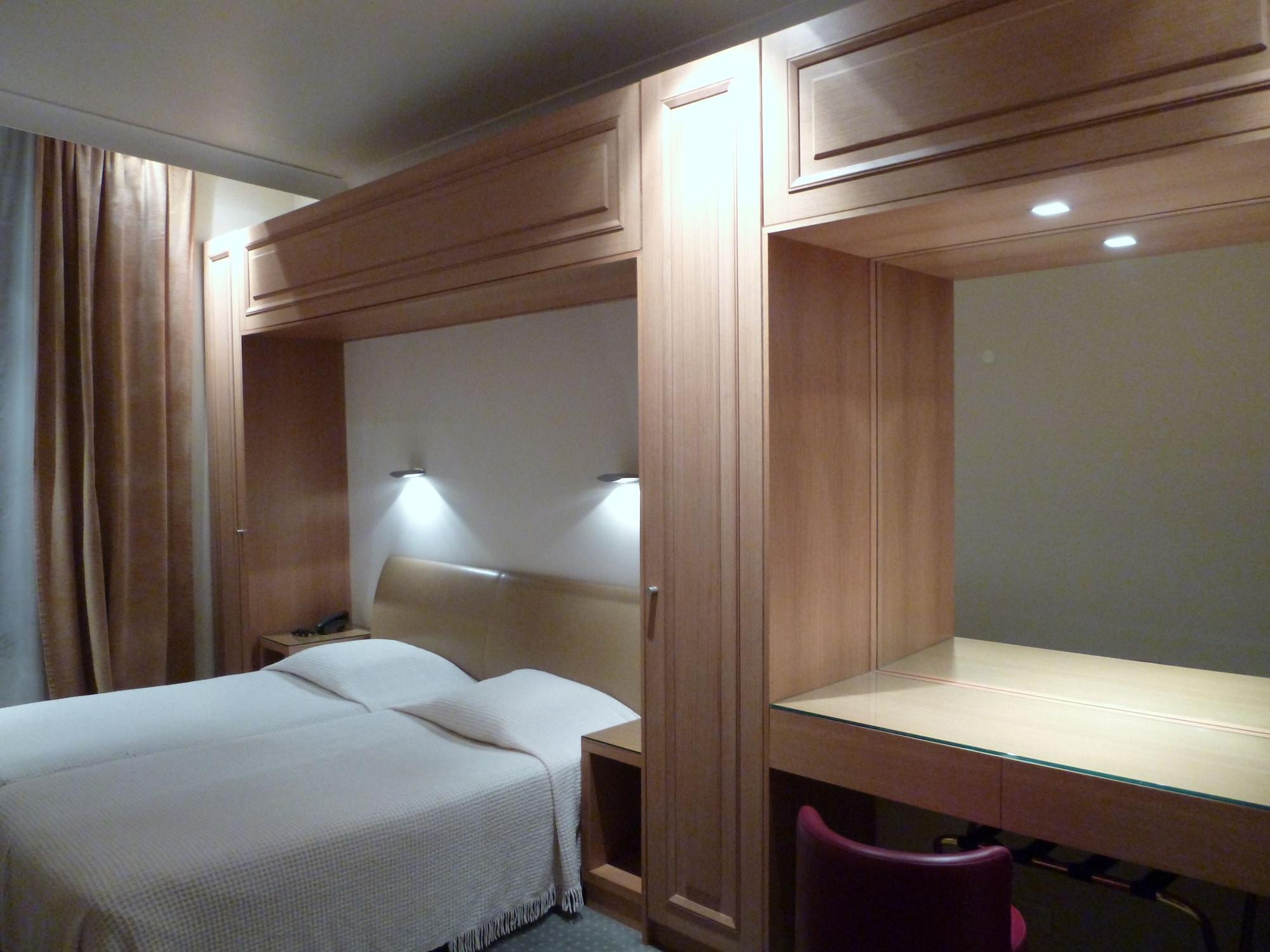 โฮเต็ล ดู วียุ มาเรส์ Hotel ปารีส ภายนอก รูปภาพ