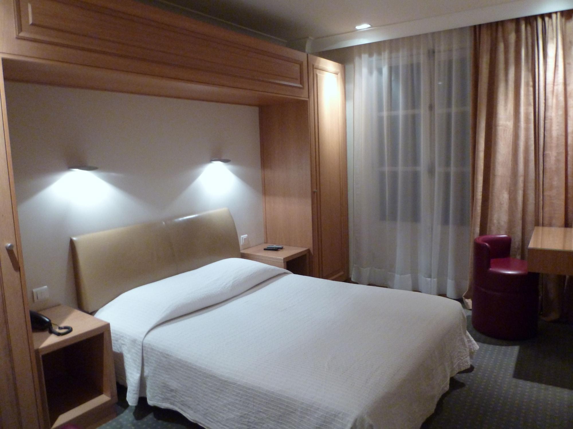 โฮเต็ล ดู วียุ มาเรส์ Hotel ปารีส ภายนอก รูปภาพ