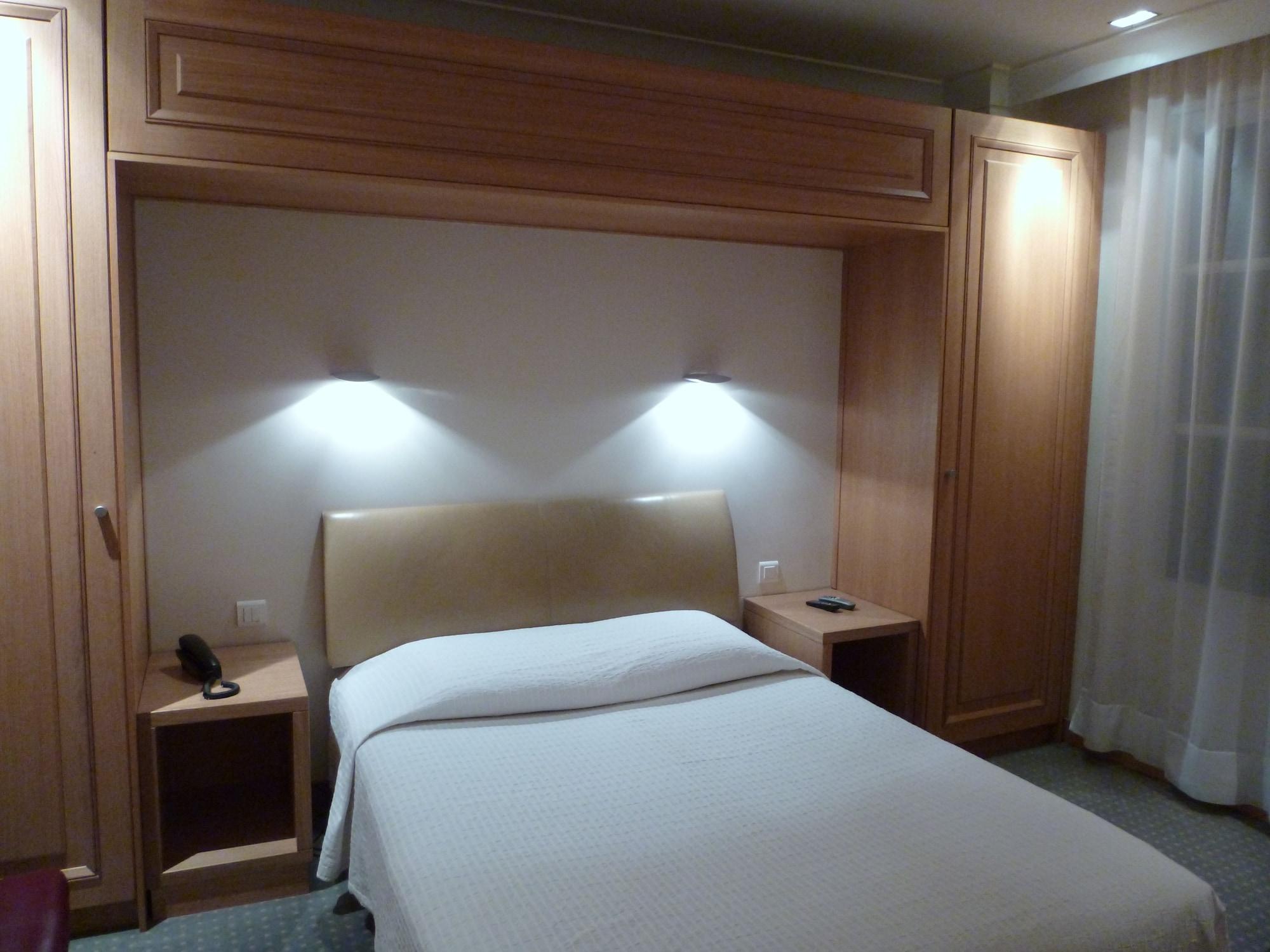 โฮเต็ล ดู วียุ มาเรส์ Hotel ปารีส ภายนอก รูปภาพ